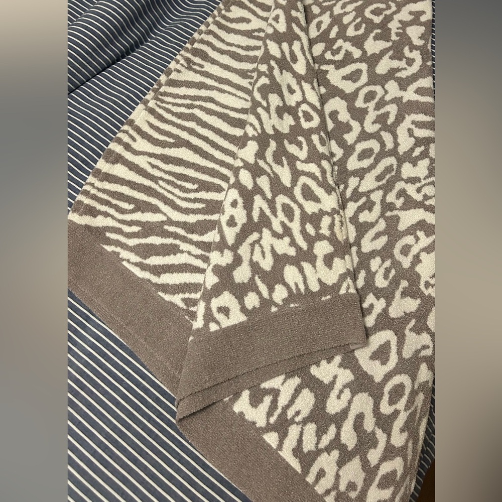 NWOT- Barefoot Dreams Cozychic Ultralite Ocean Breeze Poncho Leopard Print